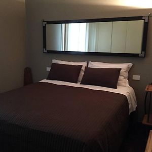 Großes Zimmer mit Kingsize-Bett